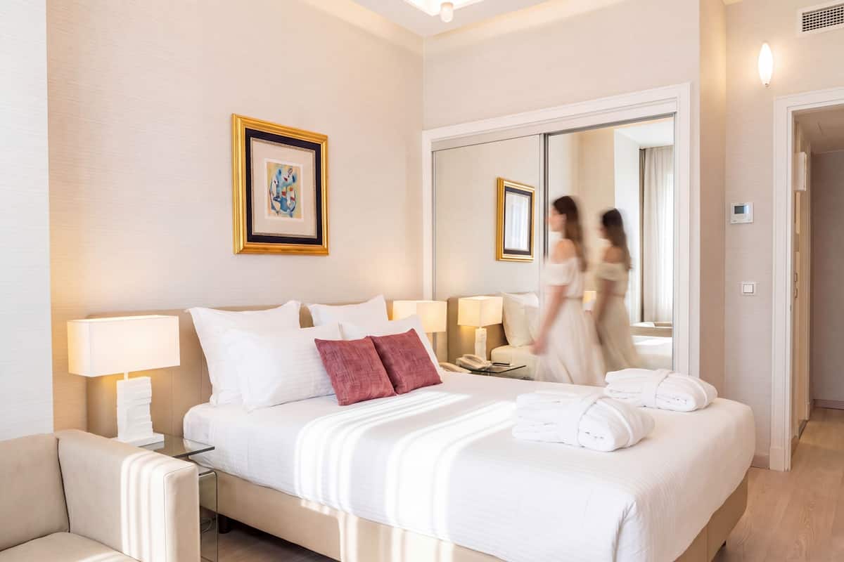 Basic Double with Courtyard View | Premium bedding, minibar, in-room safe, desk
