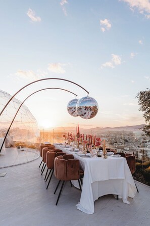 Seasonal outdoor pool, pool umbrellas, pool loungers - St. George Lycabettus Lifestyle Hotel (Athens)