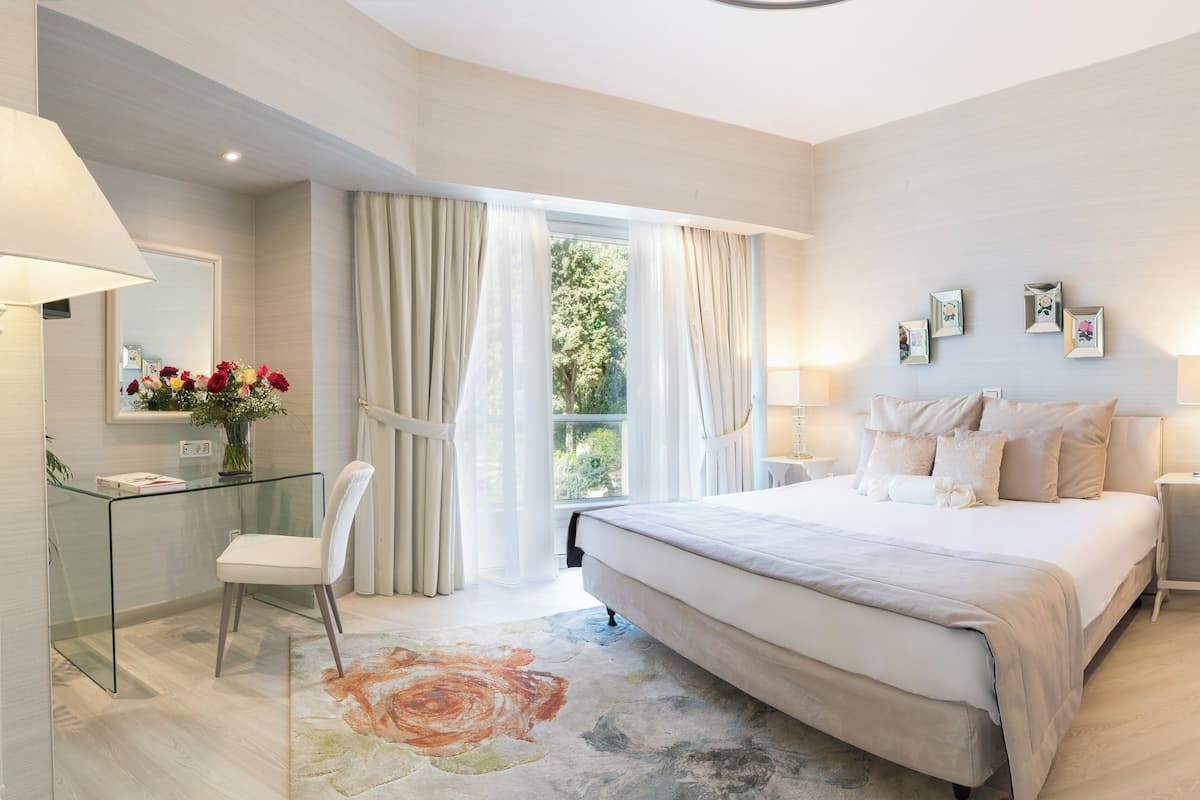 Signature Double with private balcony & Lycabettus view | Sängtillbehör av högsta kvalitet och minibar