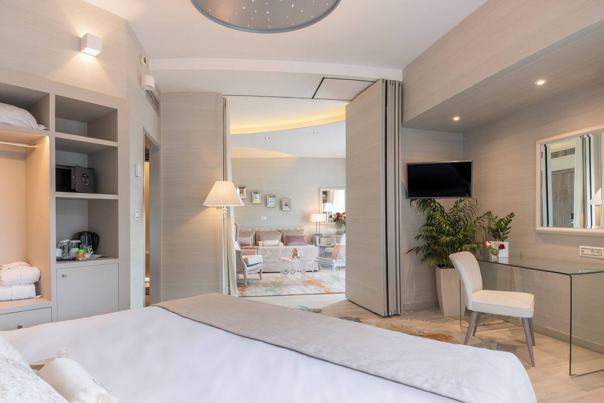 Deluxe Suite with Corner Balcony and Lycabettus Hill View