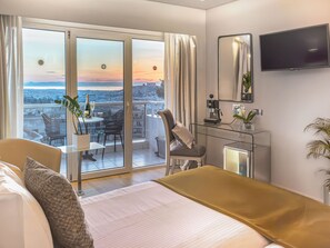 Premium Room with Private Balcony and Panoramic Acropolis View | Sengetøy av topp kvalitet, minibar og safe på rommet