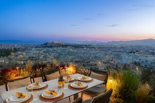 Σερβίρεται πρωινό, μεσημεριανό και βραδινό, με μεσογειακή κουζίνα 