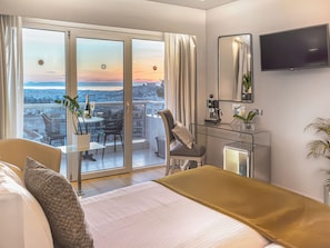 Premium Room with Private Balcony and Panoramic Acropolis View | Ropa de cama de alta calidad, minibar, caja fuerte