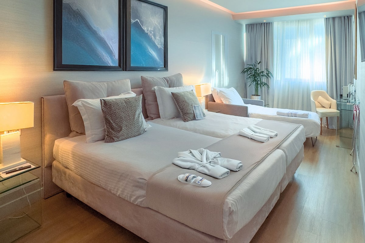 Basic Triple Room with Courtyard View | Sängtillbehör av högsta kvalitet och minibar