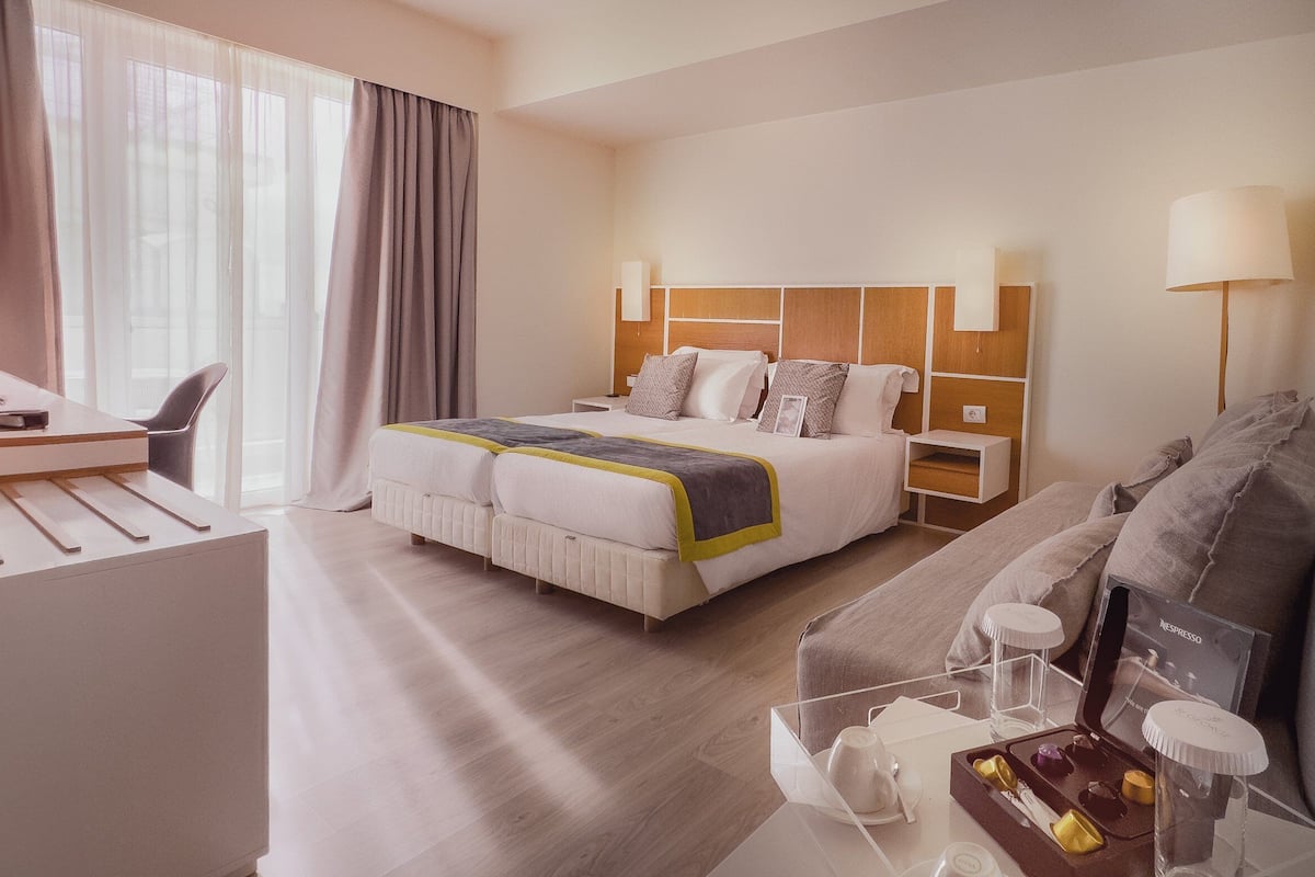 Eco Chic Double Room with Private Balcony | Sängtillbehör av högsta kvalitet och minibar