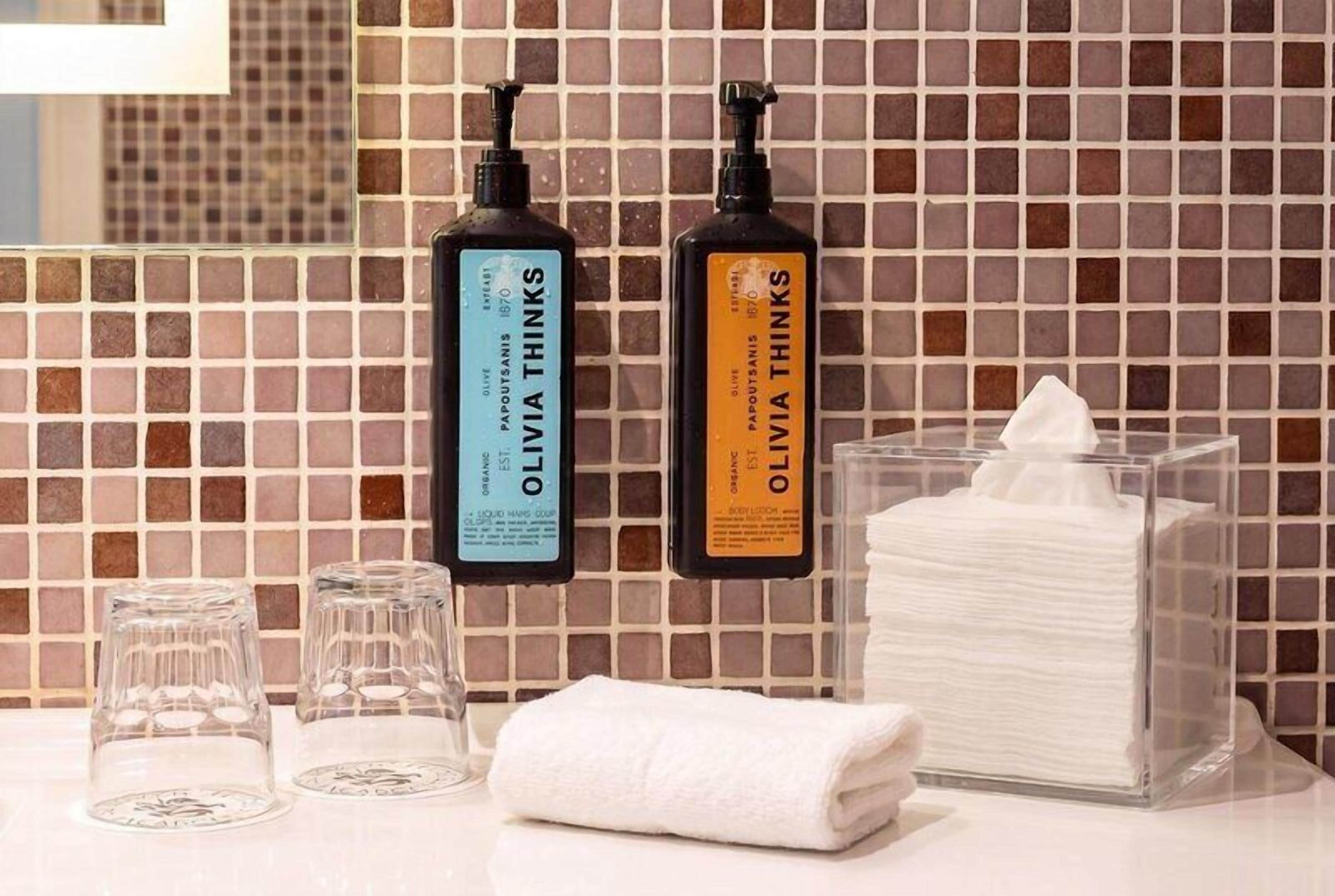 Combined shower/tub, hydromassage showerhead, free toiletries