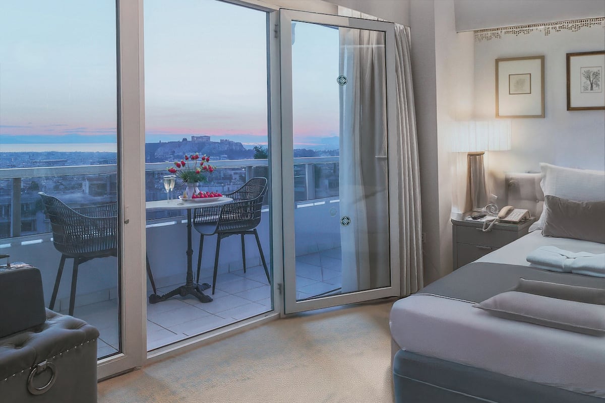 Premium Room with Private Balcony and Panoramic Acropolis View | Sängtillbehör av högsta kvalitet och minibar