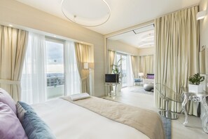 Deluxe Suite with Corner Balcony and Panoramic Acropolis View | 高級寢具、迷你吧、房內夾萬、獨特設計