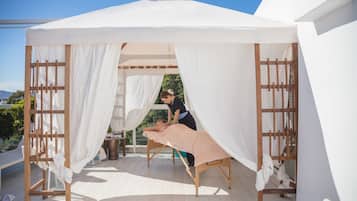 Seasonal outdoor pool, pool umbrellas, sun loungers