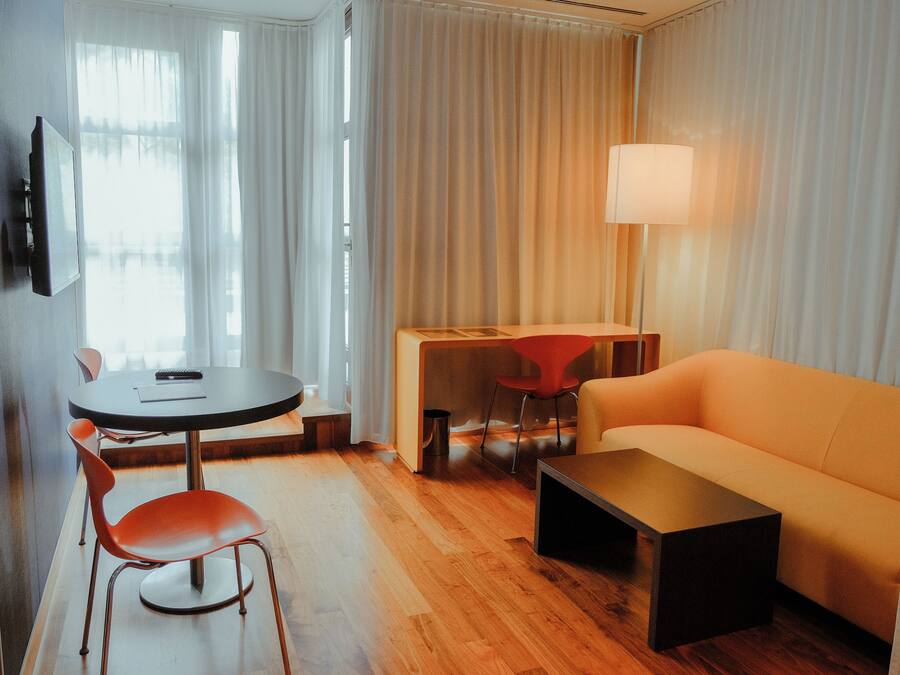 Studio Suite, 1 Katil Raja (King), Bathtub, Park View | Ruang tamu | TV skrin rata, pemain DVD