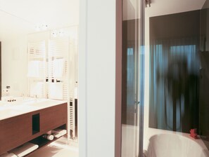 Bañera y ducha independientes, cabezal de ducha tipo lluvia