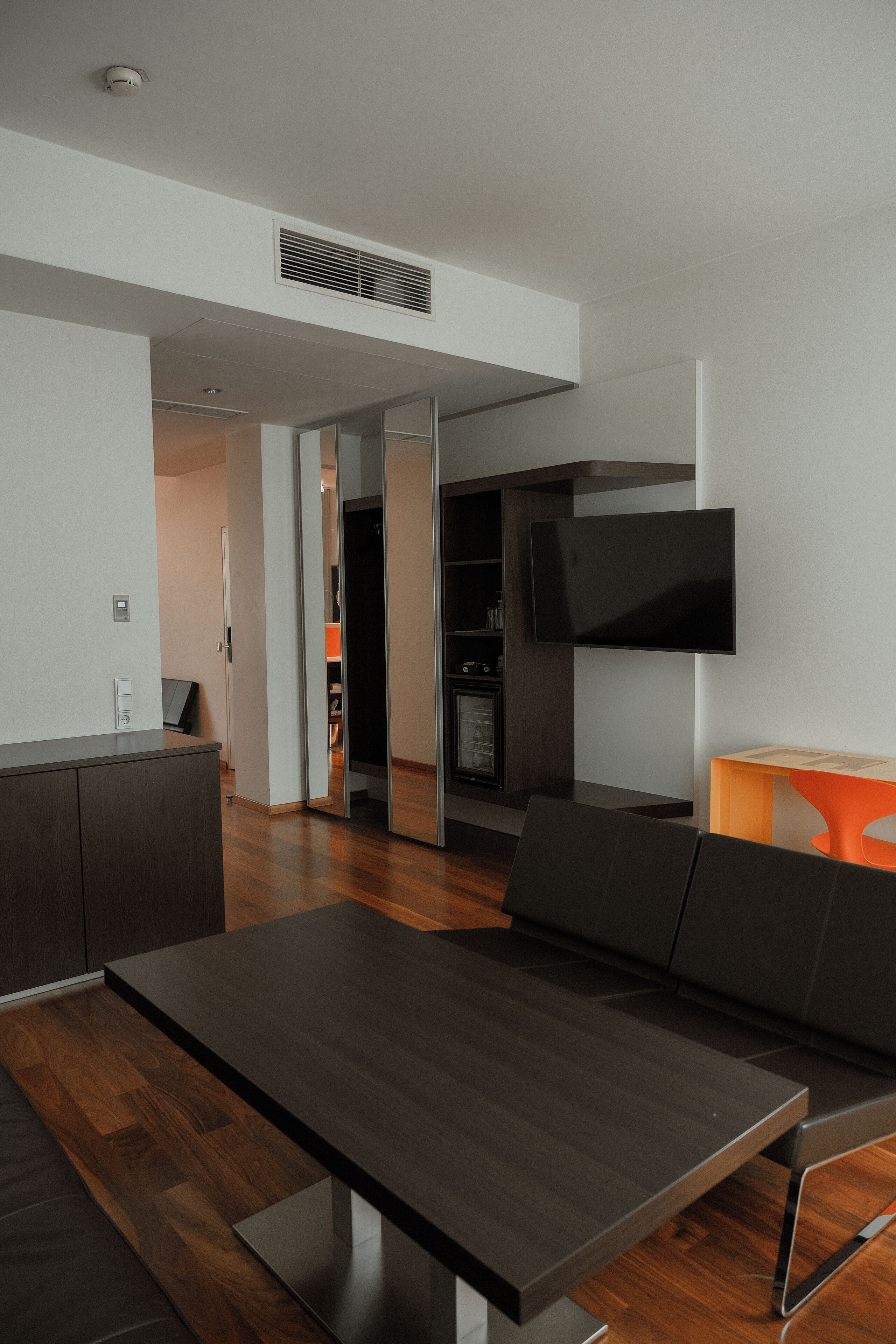 studio suite, 1 king bed, bathtub, park view | living area | flat-screen tv, dvd player