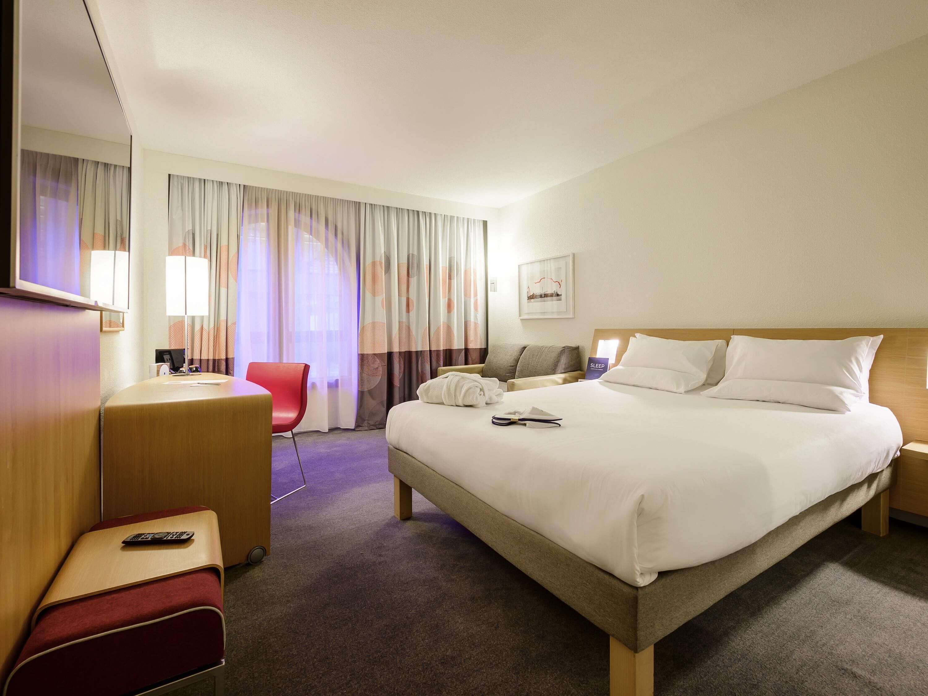 Een minibar, een kluis op de kamer, een bureau, een laptopwerkplek