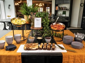 Petit-déjeuner, déjeuner et dîner servis sur place