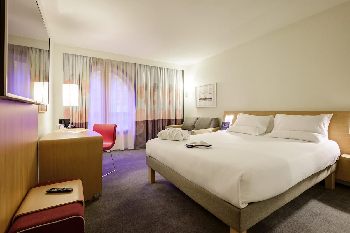 Chambre exécutive, 1 grand lit et 1 canapé-lit | Minibar, coffre-fort pour ordinateur portable, bureau