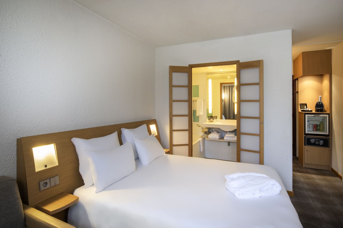 executive room, 1 queen bed with sofa bed | minibar, in-room safe, desk, laptop workspace