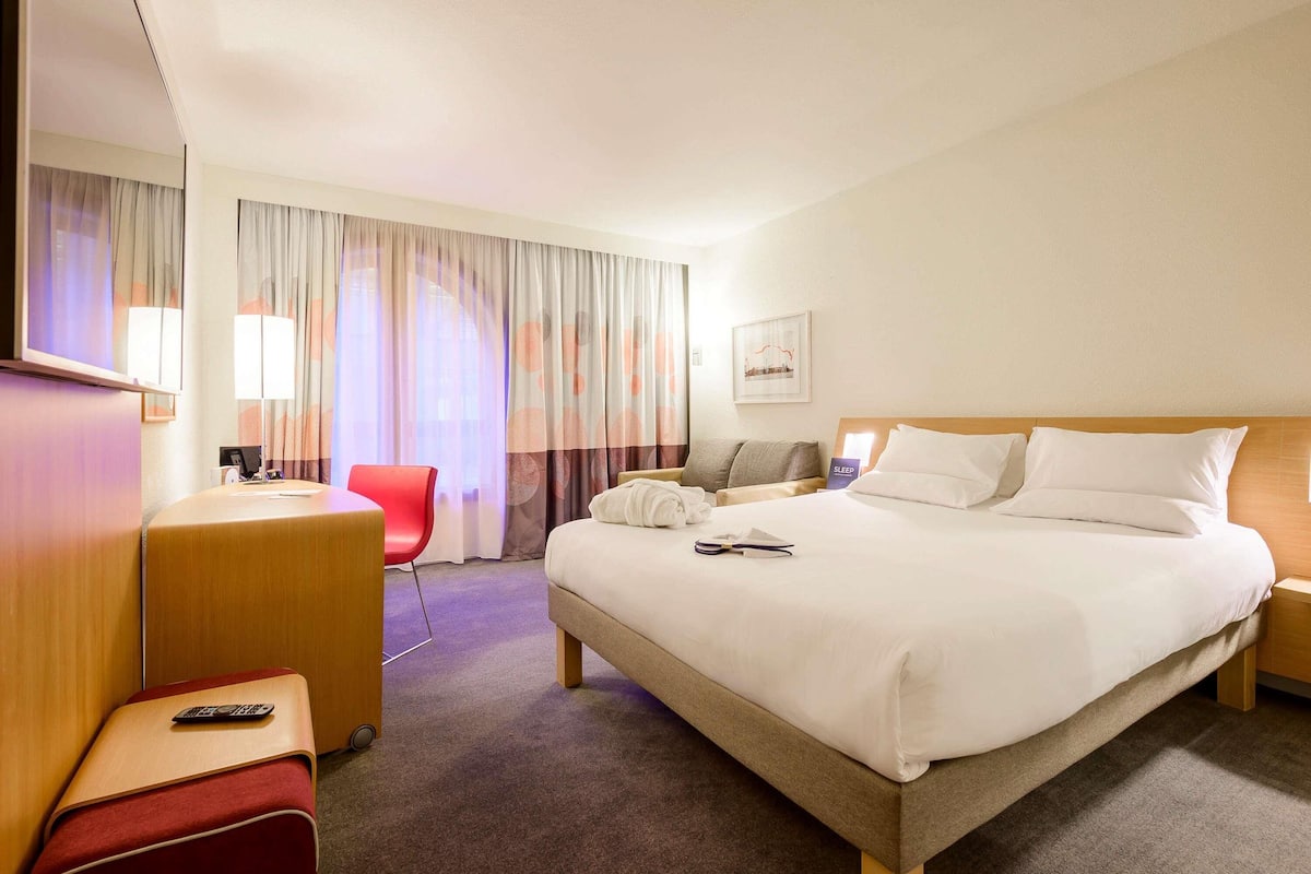 Minibar, in-room safe, desk, laptop workspace