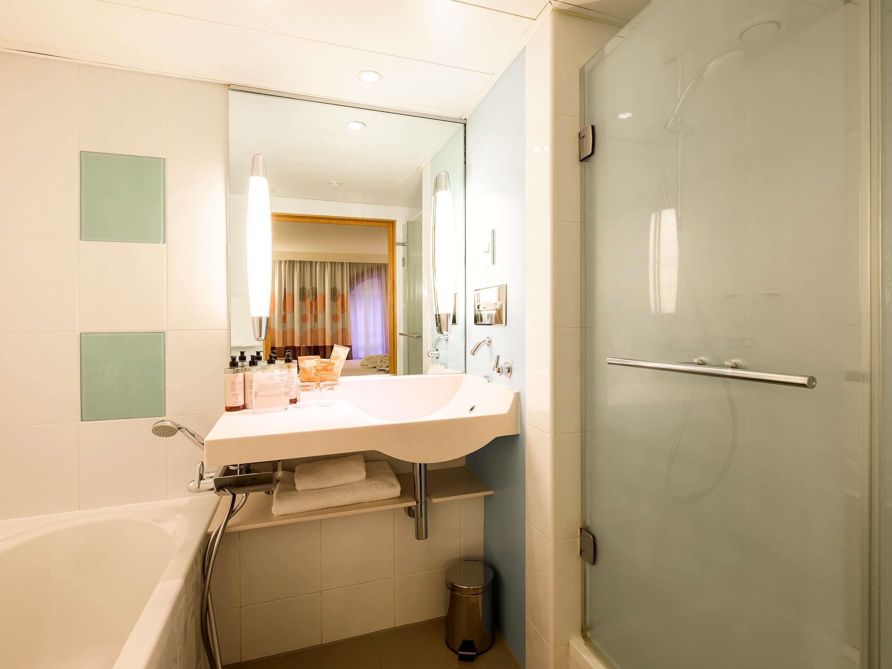 Minibar, caja de seguridad en la habitación y escritorio 