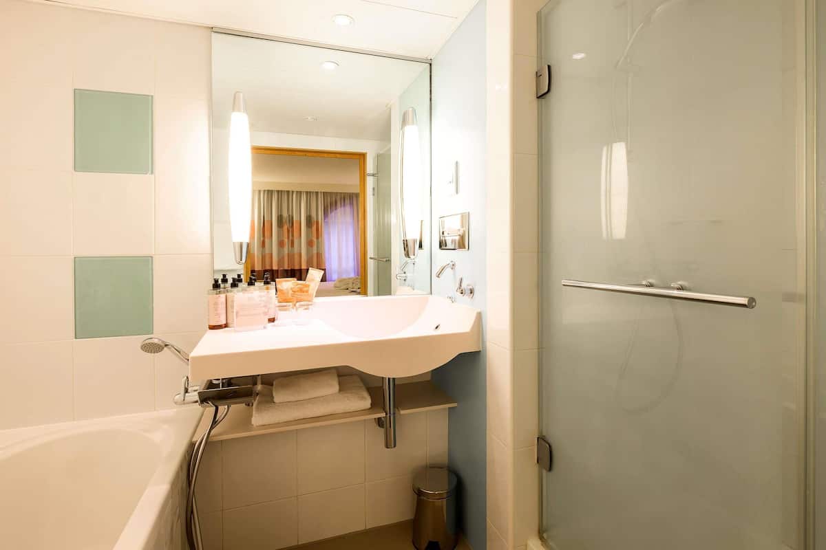 Minibar, coffres-forts dans les chambres, bureau