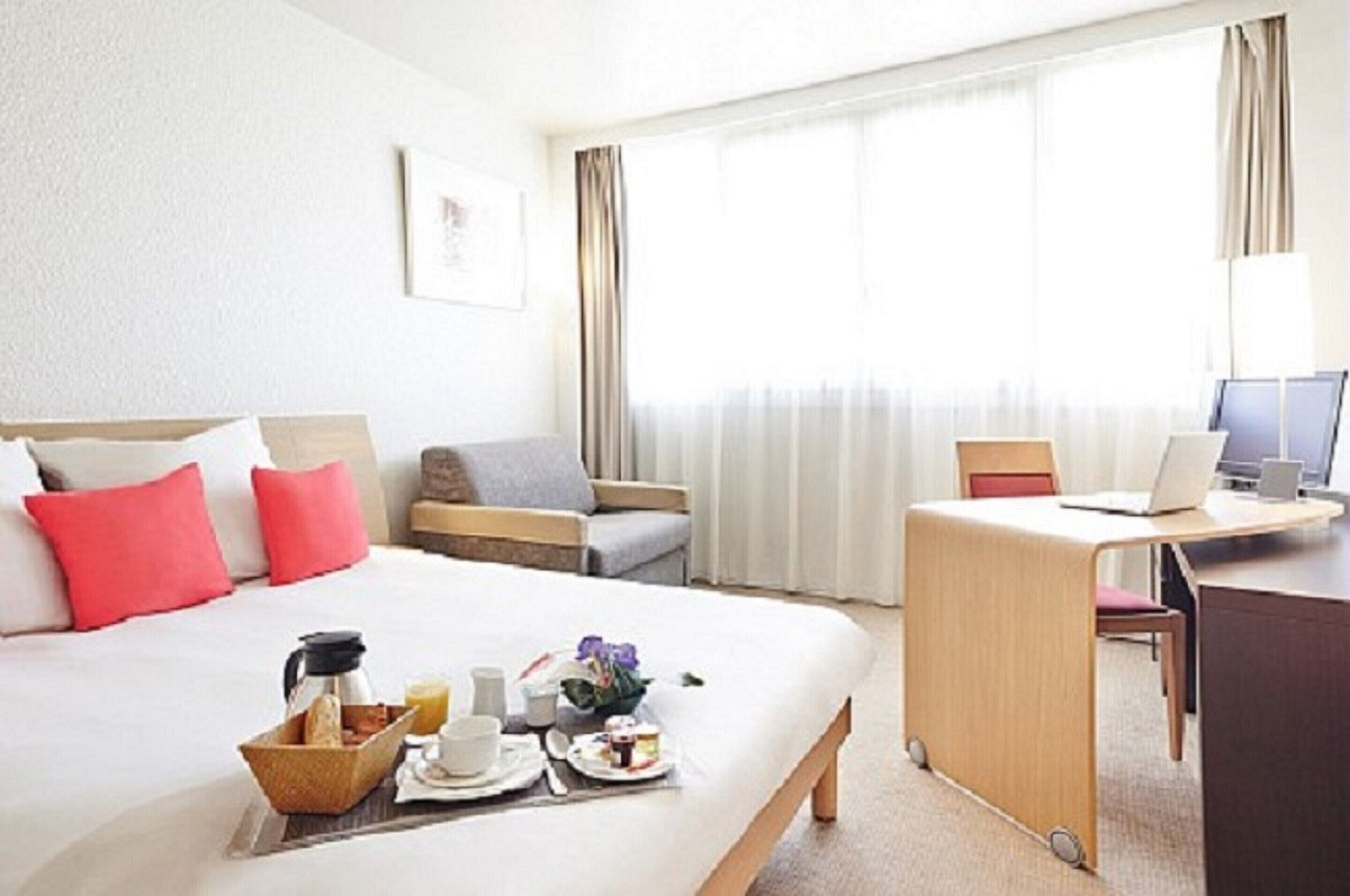 Minibar, coffres-forts dans les chambres, bureau