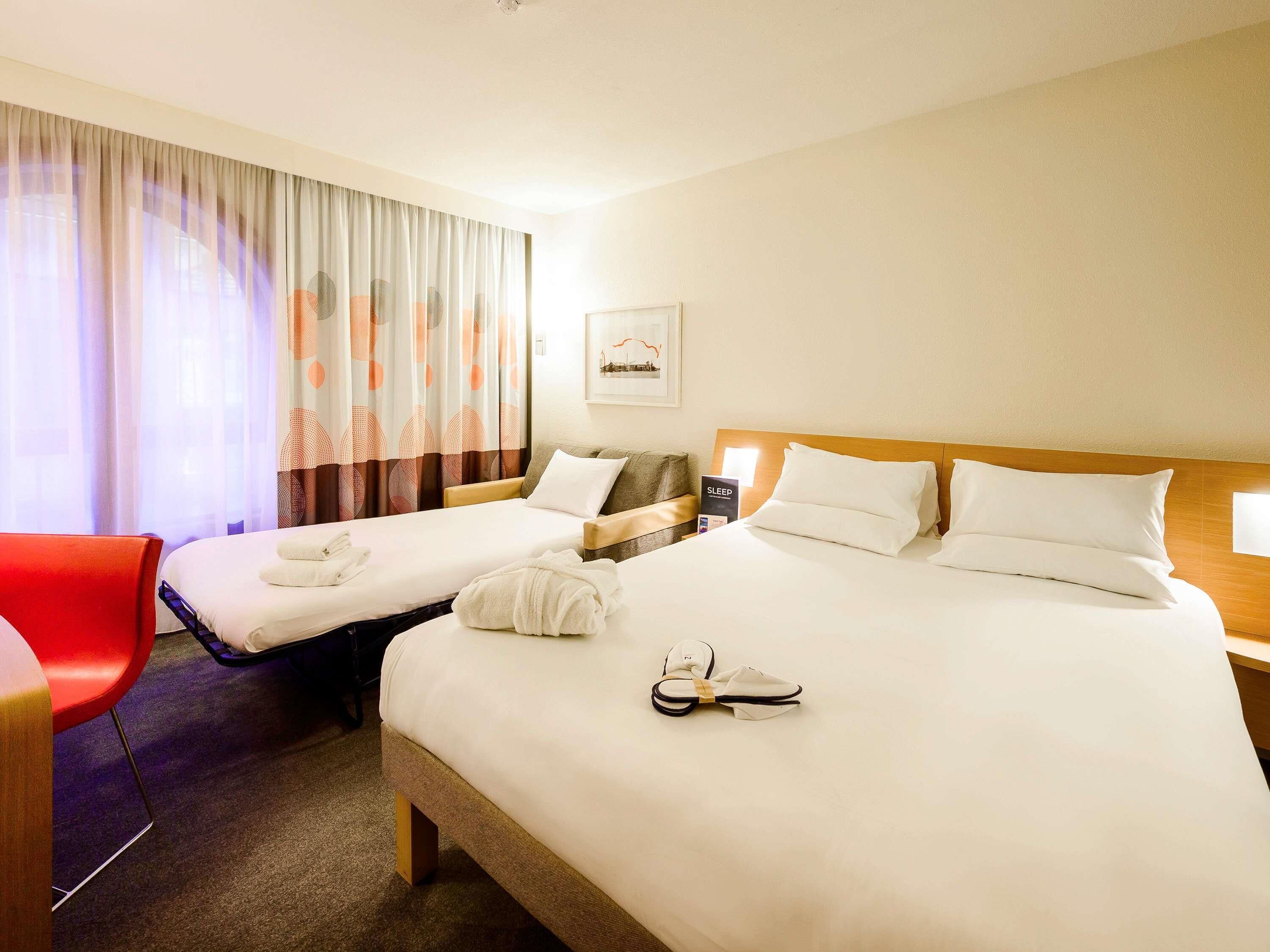 Minibar, caja de seguridad en la habitación y escritorio 