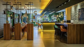 Sarapan, makan tengah hari dan makan malam dihidangkan