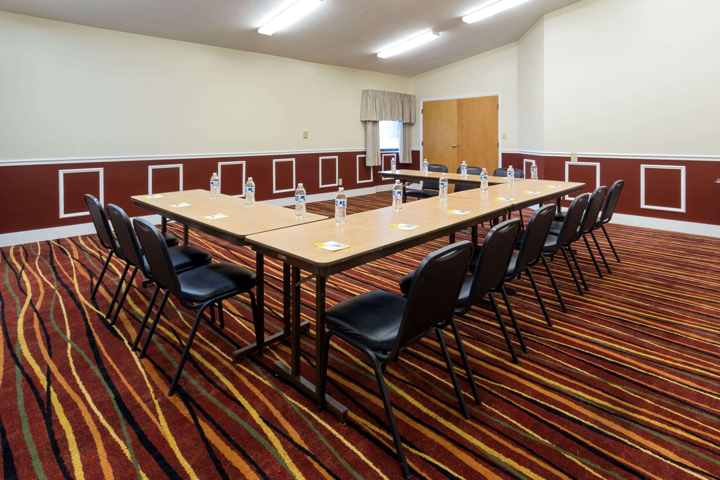 Photo - Days Inn & Suites by Wyndham Northwest Indianapolis
