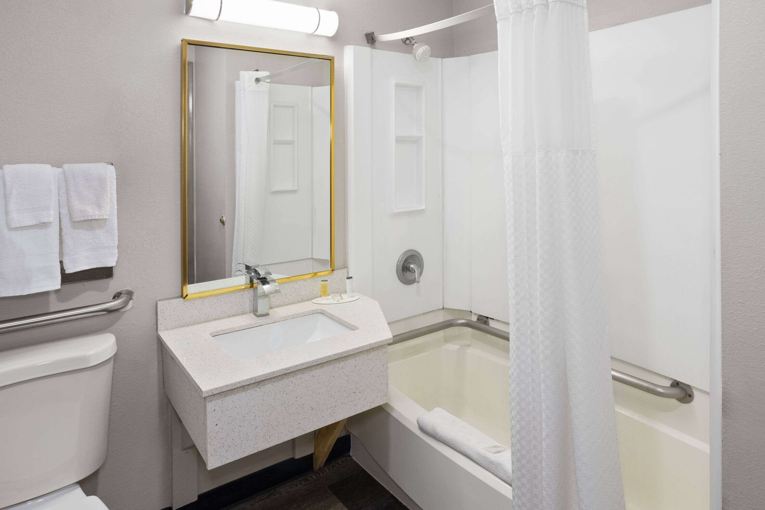 Photo - Days Inn & Suites by Wyndham Northwest Indianapolis