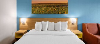 Days Inn & Suites by Wyndham Northwest Indianapolis