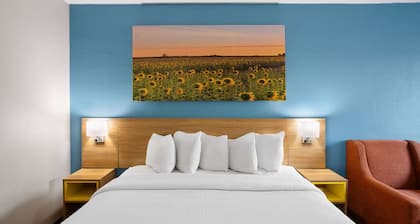 Days Inn & Suites by Wyndham Northwest Indianapolis