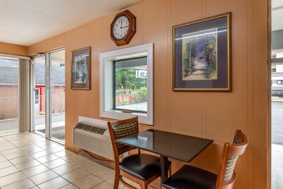 Econo Lodge North