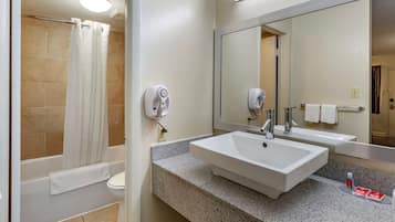 Bañera con ducha, artículos de tocador gratuitos, toallas