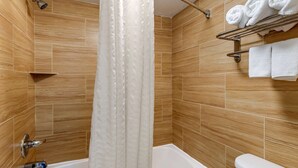 Ein modernes Badezimmer mit Badewanne, Dusche und Toilette.