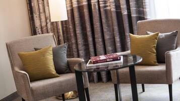 Room | Premium bedding, pillowtop beds, minibar, in-room safe