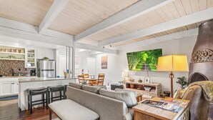 2-Bedroom Condominium | Oppholdsområde