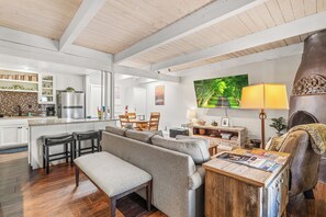 2-Bedroom Condominium | Aire de séjour | Téléviseur, lecteur de DVD