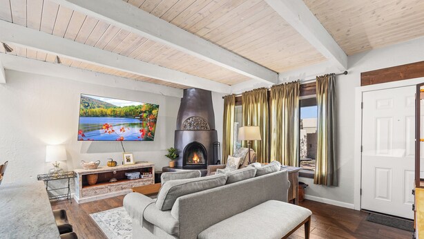2-Bedroom Condominium | Oppholdsområde