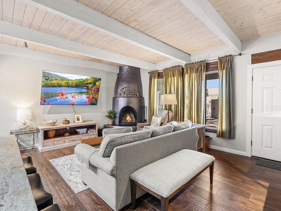 2-Bedroom Condominium | Área de estar | TV, DVD player