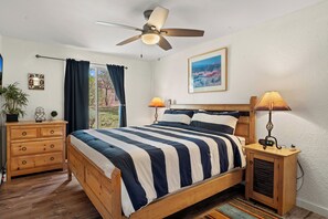 2-Bedroom Condominium | 客室ごとに異なる装飾、客室ごとに異なるインテリア、アイロン / アイロン台、WiFi (無料)