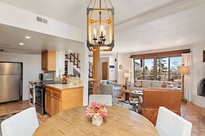 2-Bedroom Condominium | Repas dans la chambre