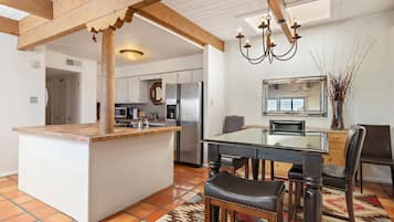 1-Bedroom Condominium | Khu phòng khách | TV, đầu đĩa DVD