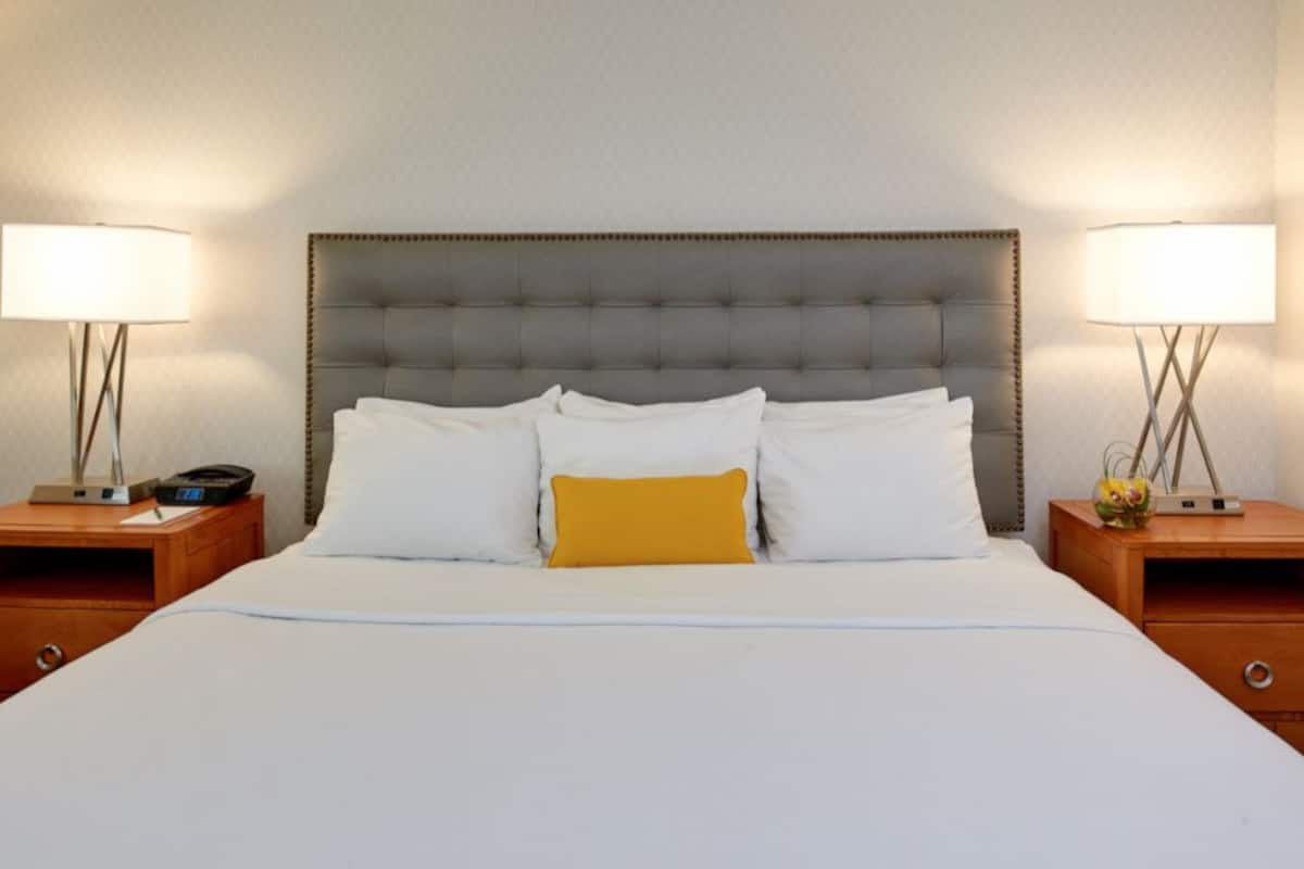 1 bedroom, premium bedding, pillowtop beds, desk
