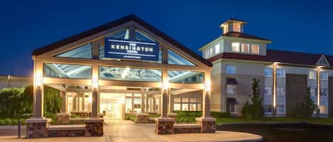 Bagian depan properti - sore/malam