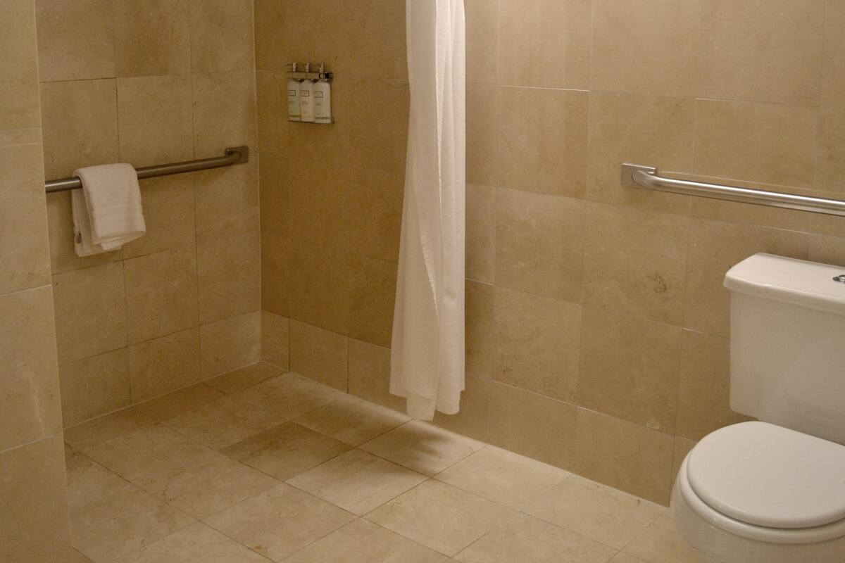 Articles de toilette gratuits, sèche-cheveux, serviettes fournies