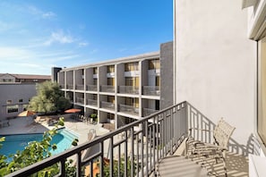 Chambre Deluxe, 1 très grand lit, non-fumeurs, balcon | Literie de qualité supérieure, coffres-forts dans les chambres, bureau
