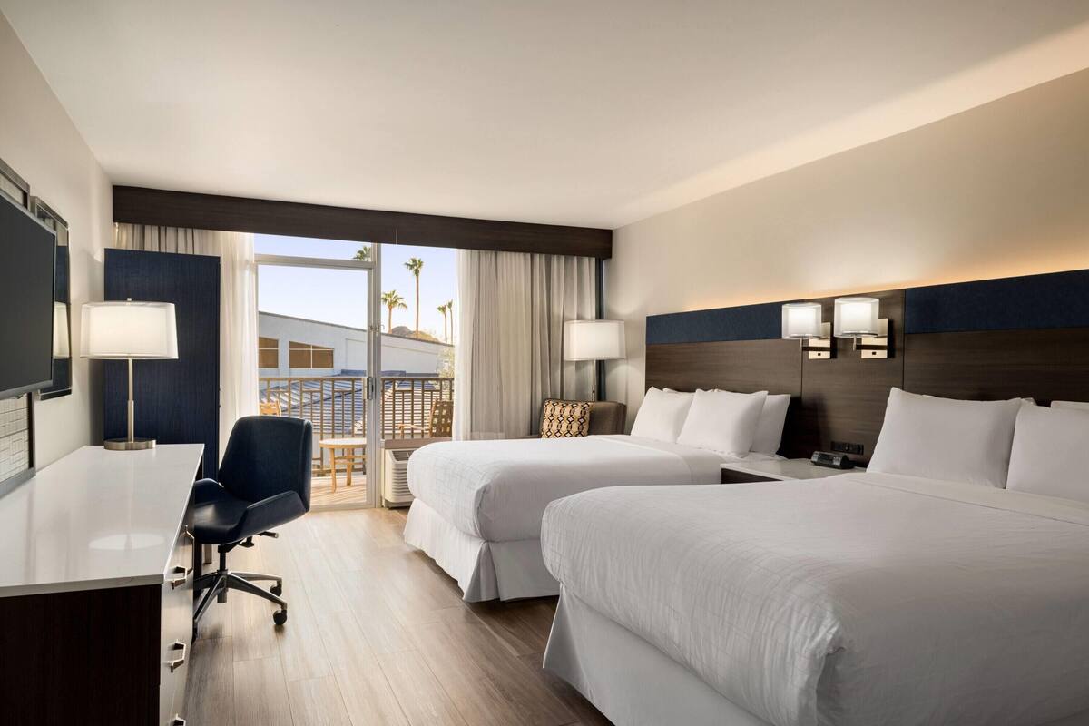 Premium bedding, in-room safe, desk, blackout drapes