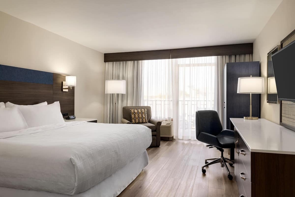 Quarto, 1 cama King, para não fumantes, vista para a piscina | Roupas de cama premium, cofres nos quartos, escrivaninha