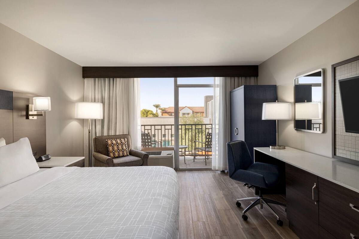 Premium bedding, in-room safe, desk, blackout drapes