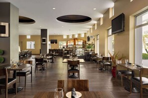 Petit déjeuner et dîner servis sur place, vue sur la piscine 