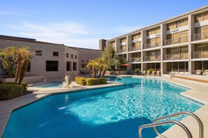 Outdoor pool - Wyndham Phoenix Airport/Tempe (Tempe)